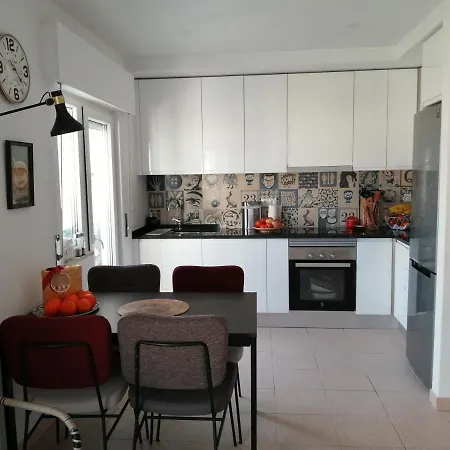 Vue Sur Et Pieds Dans L'eau! Portimão